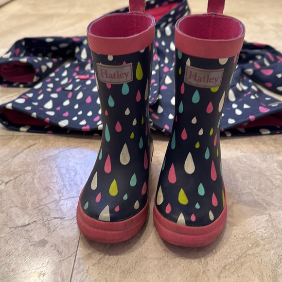 Hatley - size 4T raincoat and size 8 rain boots matching set - Picture 3 of 4